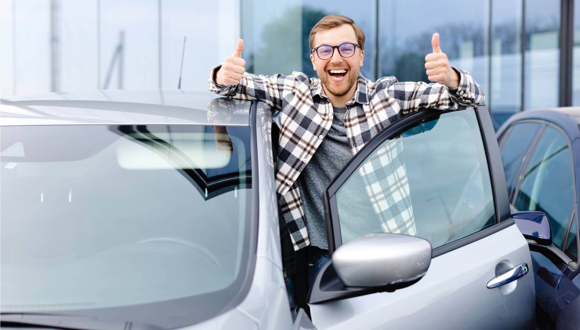 Marcas y coches más vendidos en agosto: con caída del mercado y un descenso claro de electrificados
