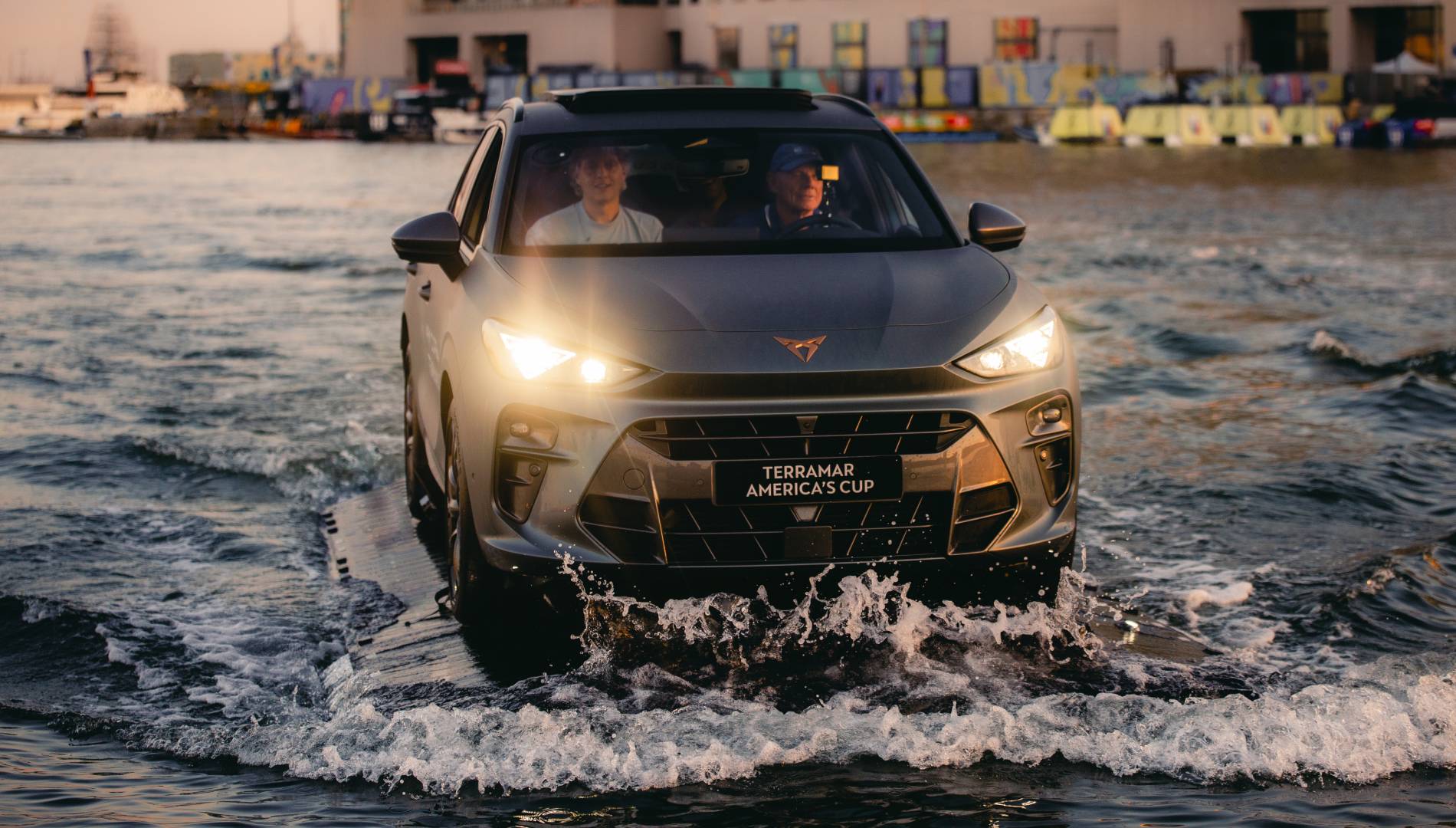 Cupra desafía los límites de la automoción y crea un coche capaz de navegar en el mar