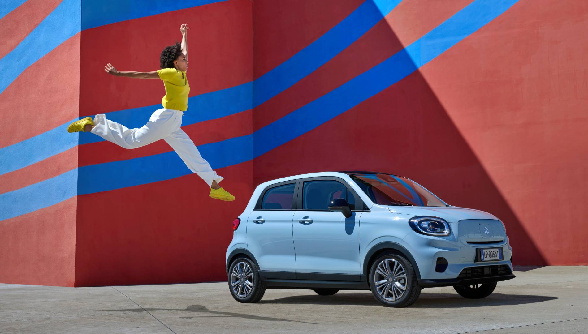 La batalla de los coches eléctricos baratos ha comenzado: así es el gran rival del Dacia Spring