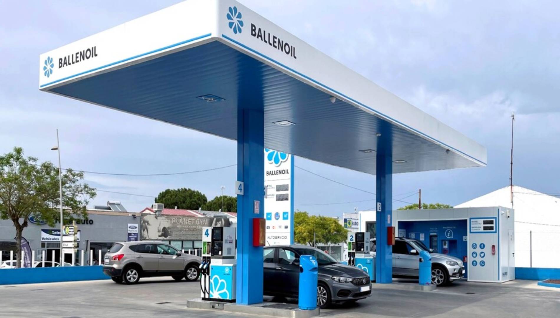 ¿Es malo para el coche repostar siempre diésel o gasolina en gasolineras low cost? ¿Hay diferencia?