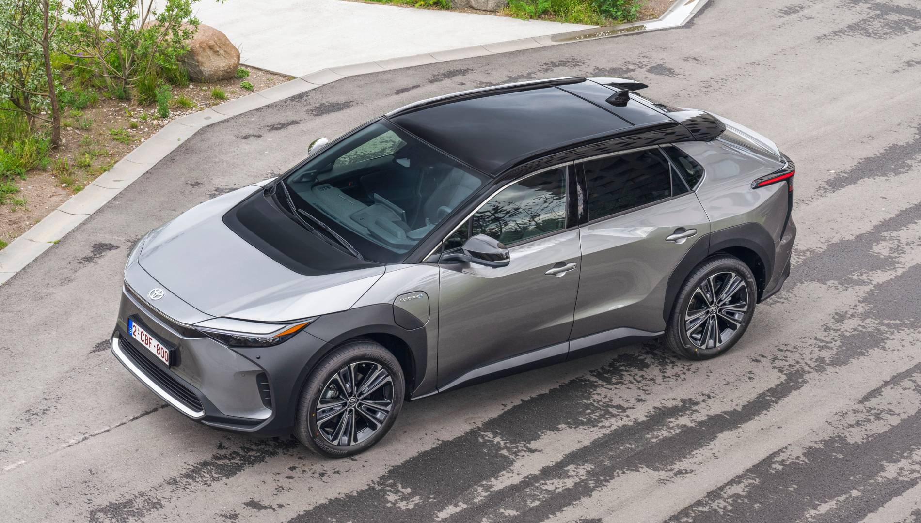 Toyota también quiere arrasar ahora entre los SUV eléctricos y baja 7.500 euros el precio del bZ4x
