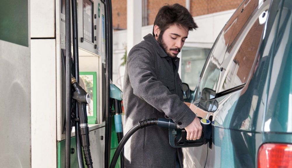 La DGT puede multarte ya por repostar tú mismo el coche en gasolineras y estaciones de servicio La DGT puede multarte ya por repostar tú mismo el coche en gasolineras y estaciones de servicio