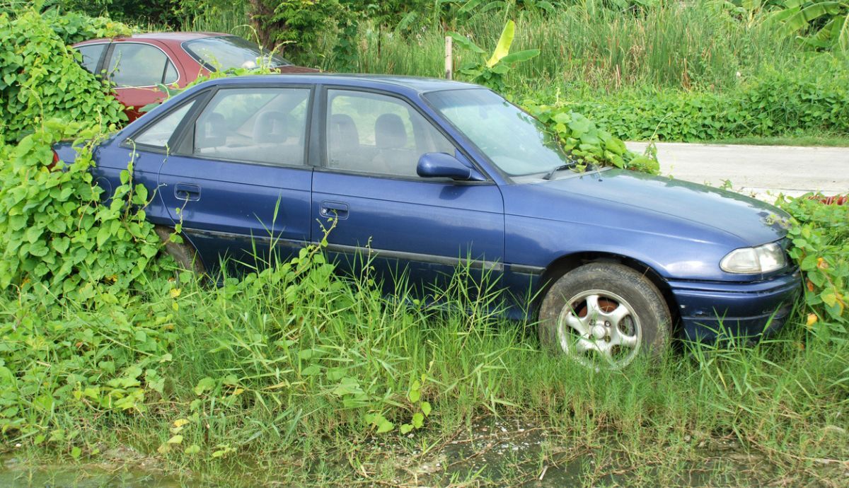 Coches abandonados: ¿Cómo actuar si te encuentras uno?