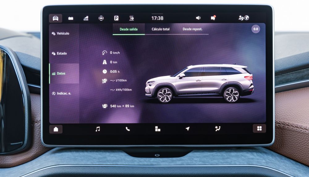 La pantalla mutifunción táctil llega a las 13" y agrupa la mayor parte de funciones de información, configuración y entretenimiento.