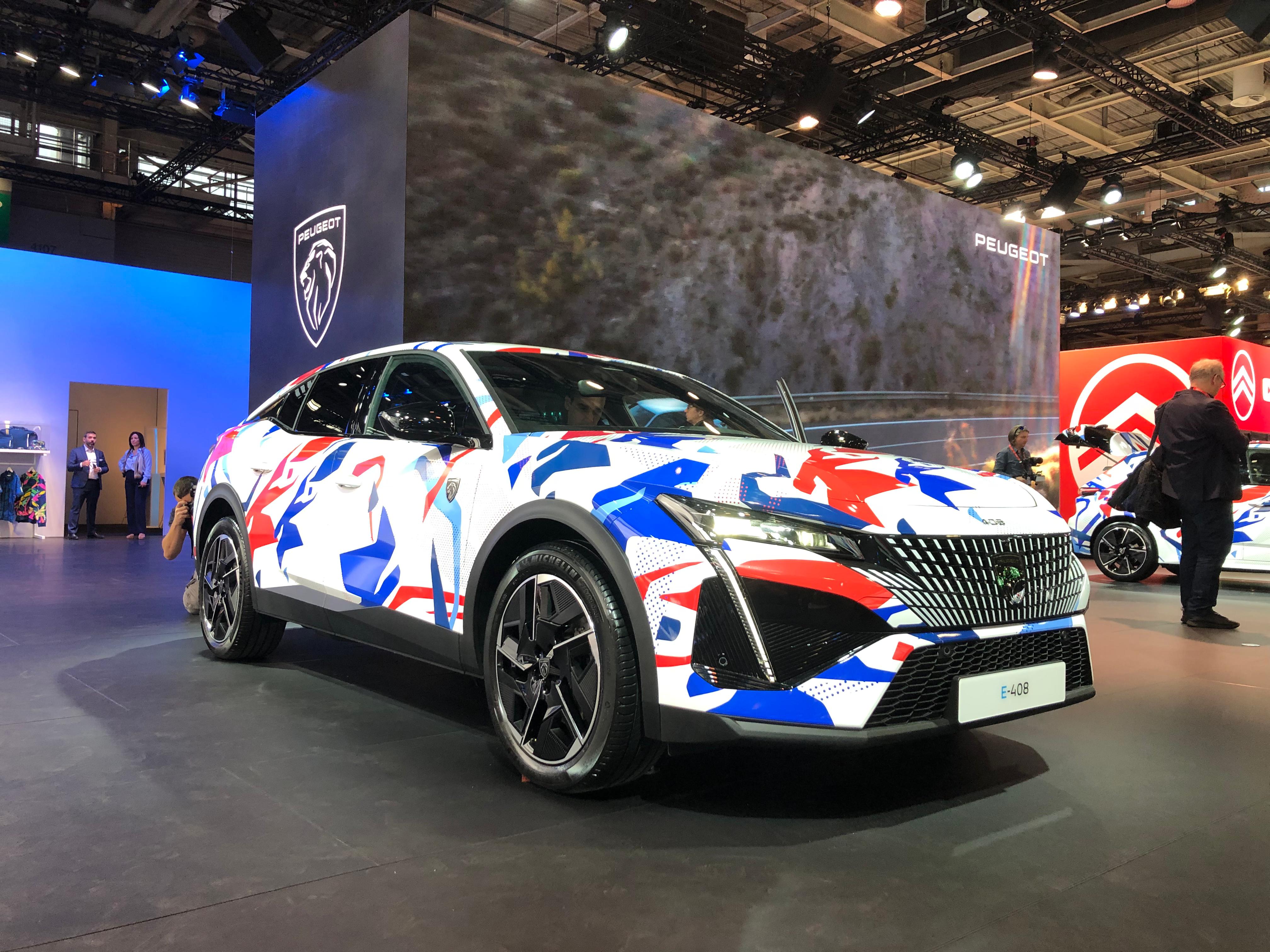 El Peugeot E-408 en el Salón de París 2024