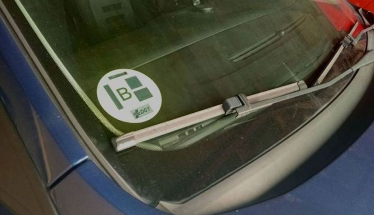Confirmadas las primeras grandes restricciones a los coches con etiqueta B de la DGT en España
