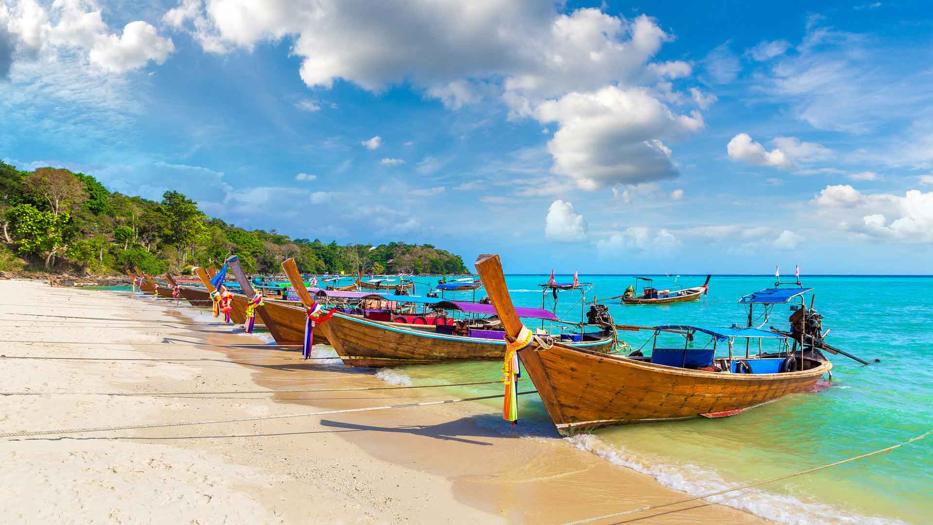 Si te preguntas que visitar en Tailandia, Koh Phi Phi es un lugar imprescindible. 