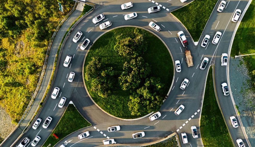 Se puede adelantar en una rotonda