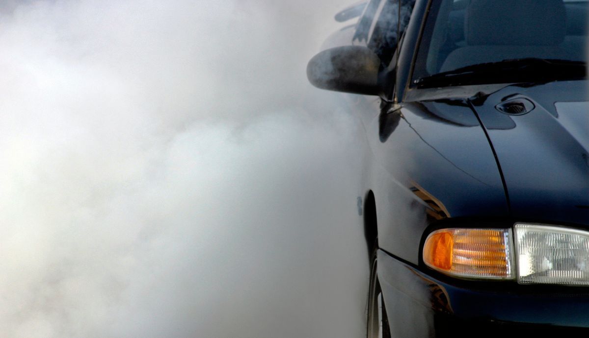 Humo blanco del coche
