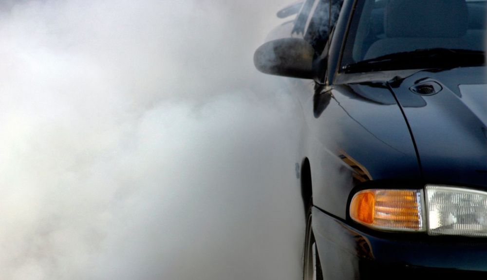 Humo blanco del coche