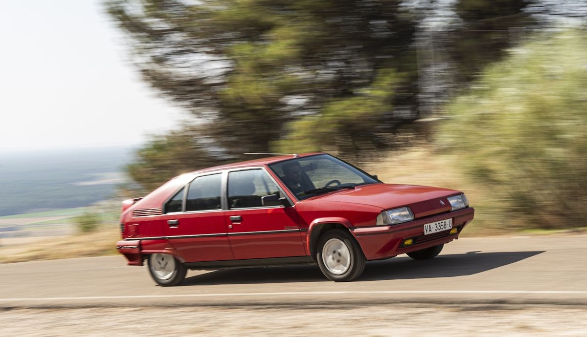Probamos el Citroën BX 1.4 TGE, una berlina de los 80 en la que vamos como sobre un colchón de aire
