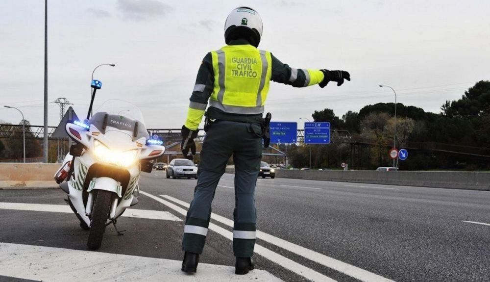 La DGT cambia las normas de uso de carriles y arcenes, afectando a todos los vehículos desde 2025