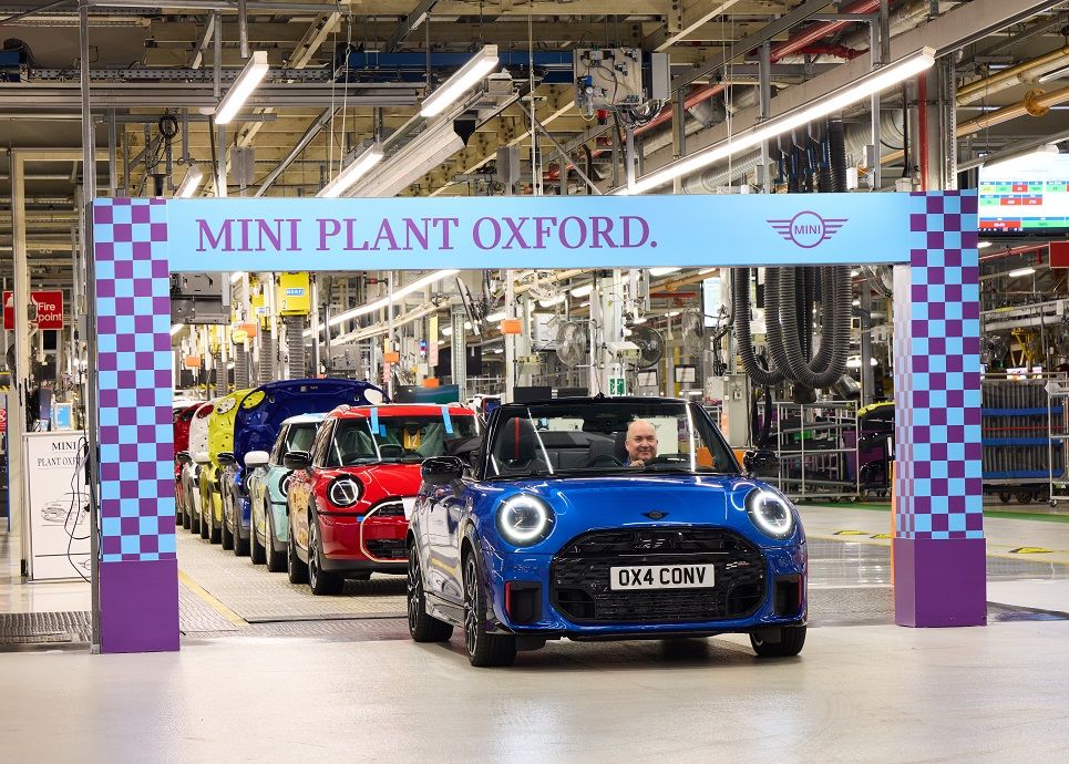 La cuarta generación Mini Cooper Cabrio vuelve a fabricarse en Oxford, Inglaterra.