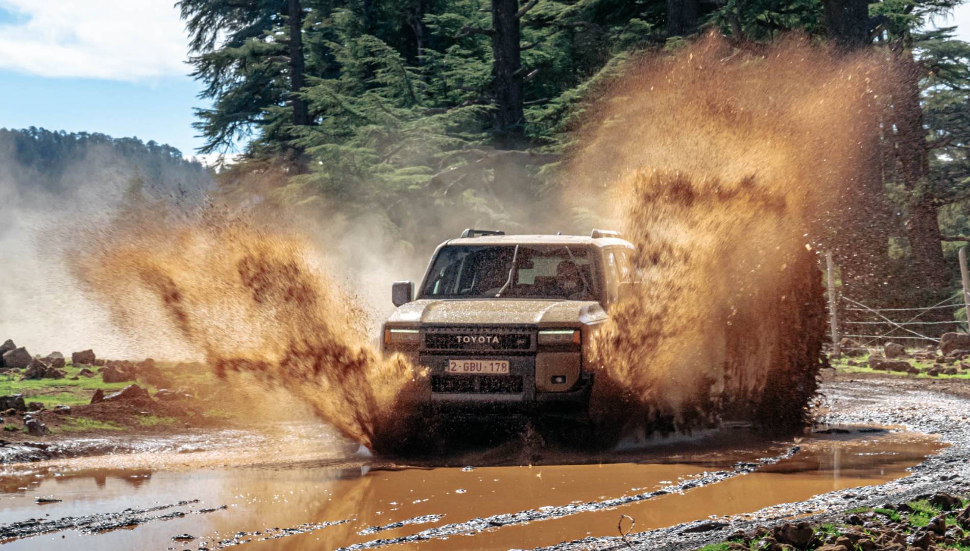Probamos uno de los pocos 4x4 auténticos que quedan en el mercado: así es el Toyota Land Cruiser