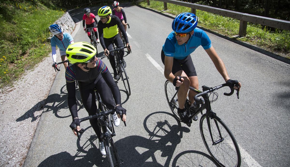 La Guardia Civil y DGT avisan a los ciclistas que circulan en paralelo y en grupos, esto dice la ley