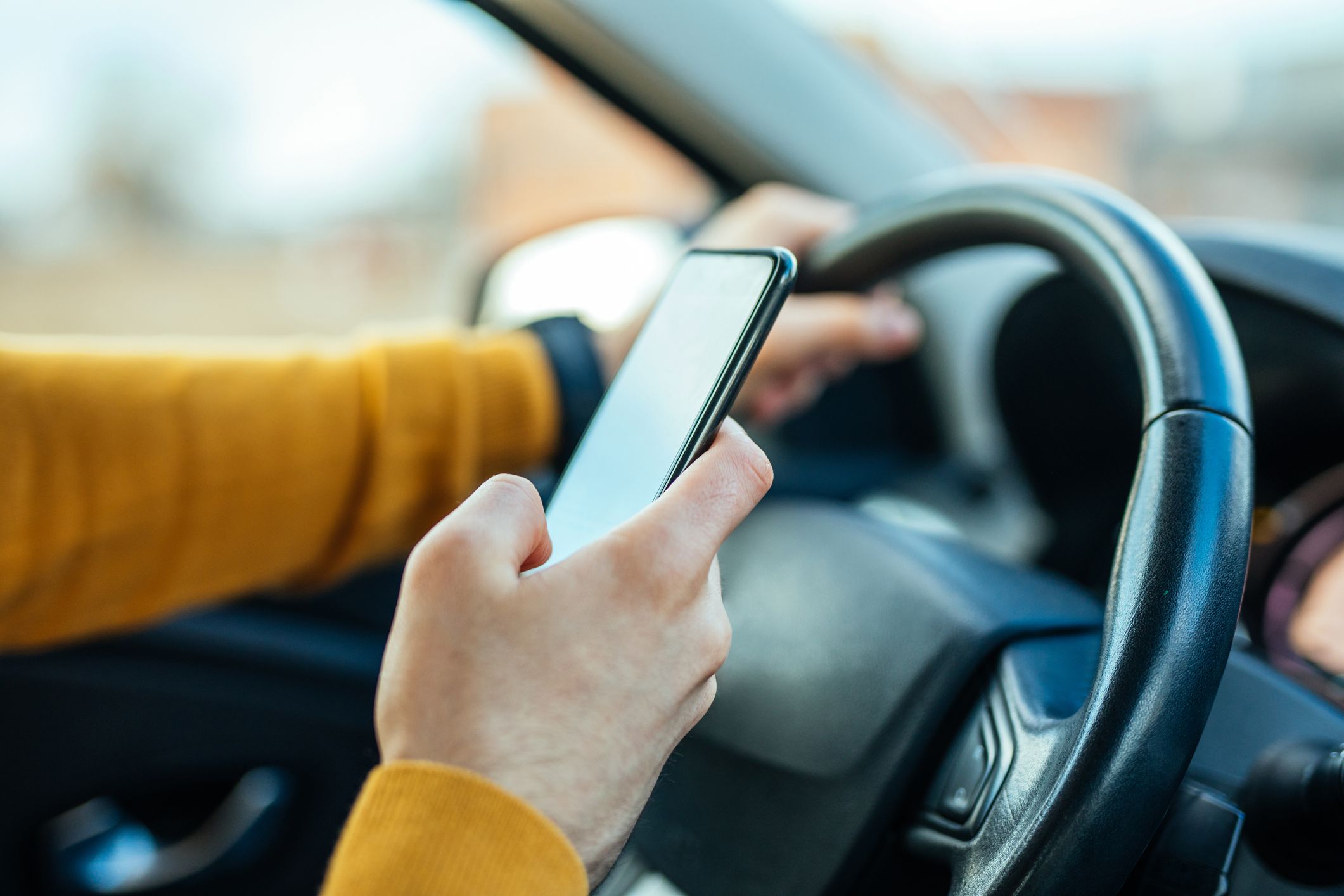 La DGT resuelve una duda que tienen muchos conductores: ¿se puede utilizar el móvil en un semáforo?