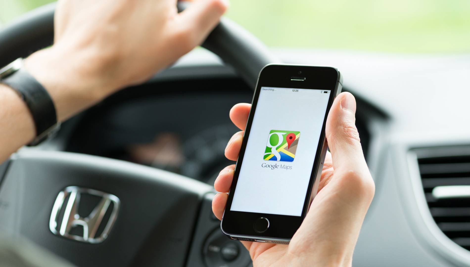 Google Maps no solo te ayuda a crear tu ruta, también proporciona información sobre otros lugares 