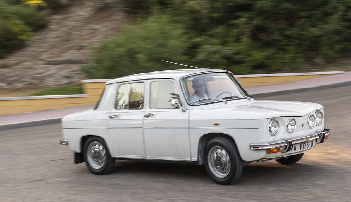 Probamos el Renault 8, una deseada berlina todo atrás de los 70, muy fiable y hoy de colección