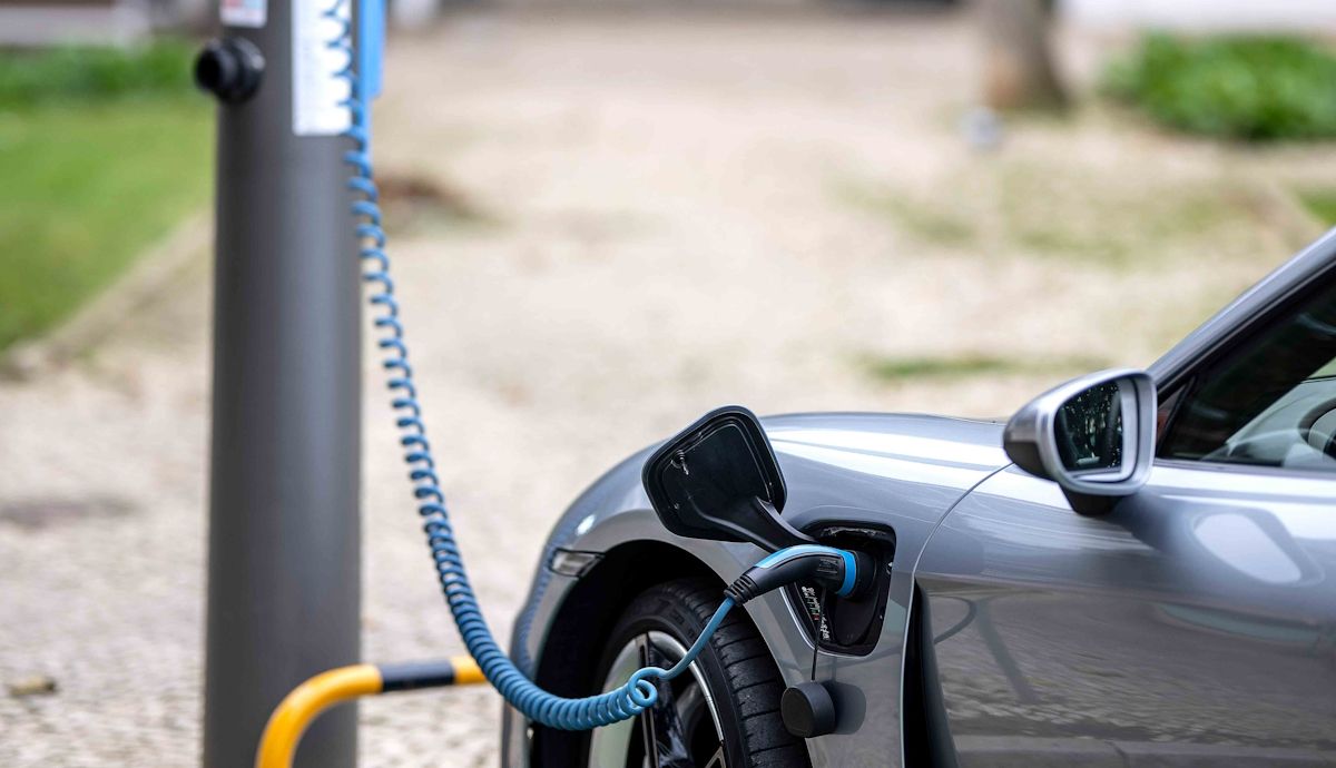 Farolas públicas convertidas ya en cargadores para coches eléctricos, una solución rápida y barata