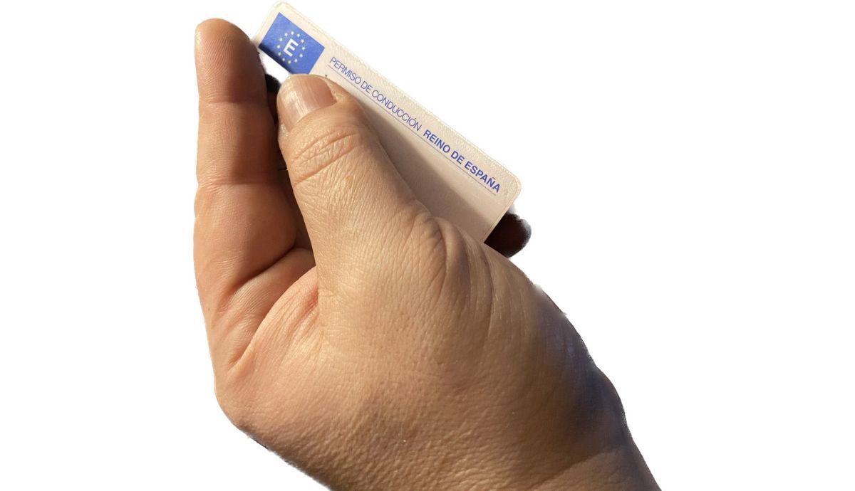 Es obligatorio llevar el carnet de conducir físicamente