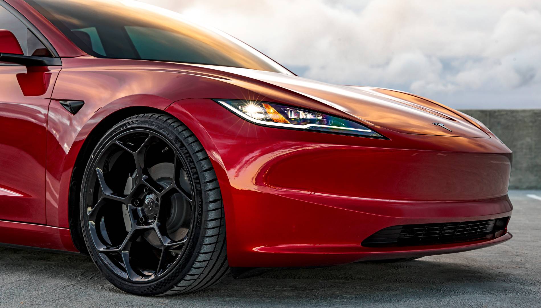 Tesla confirma que lanzará coches más baratos en 2025