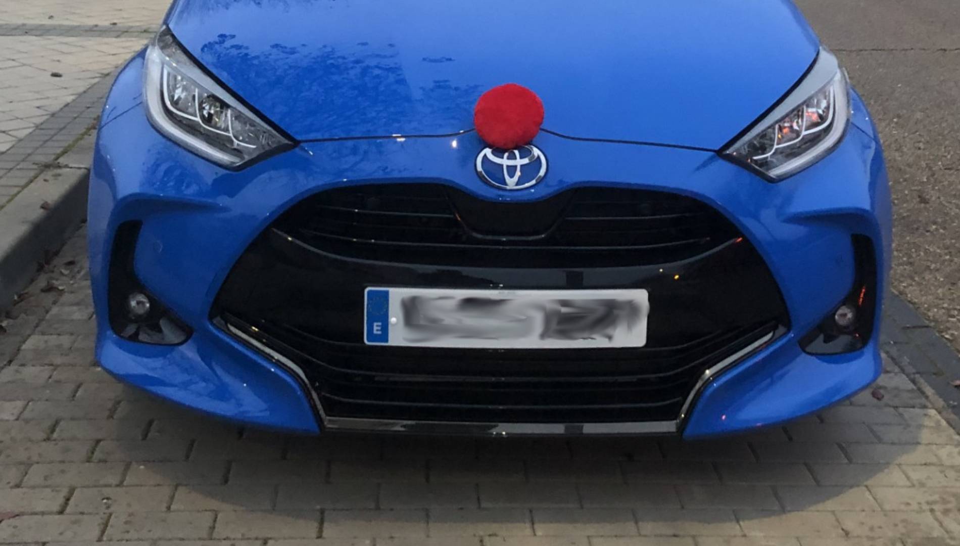 Coches decorados con narices rojas y cuernos de reno ¿te puede multar la DGT por llevarlos?