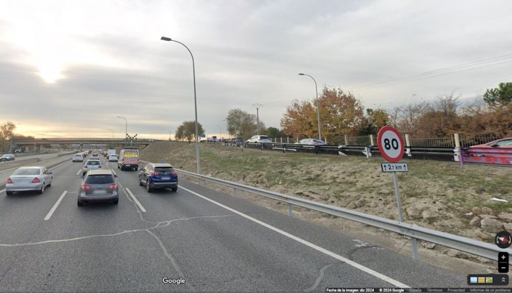 Señal de 80 que delimita la velocidad máxima contemplada en el tramo, con el radar al fondo de la recta de la M 40