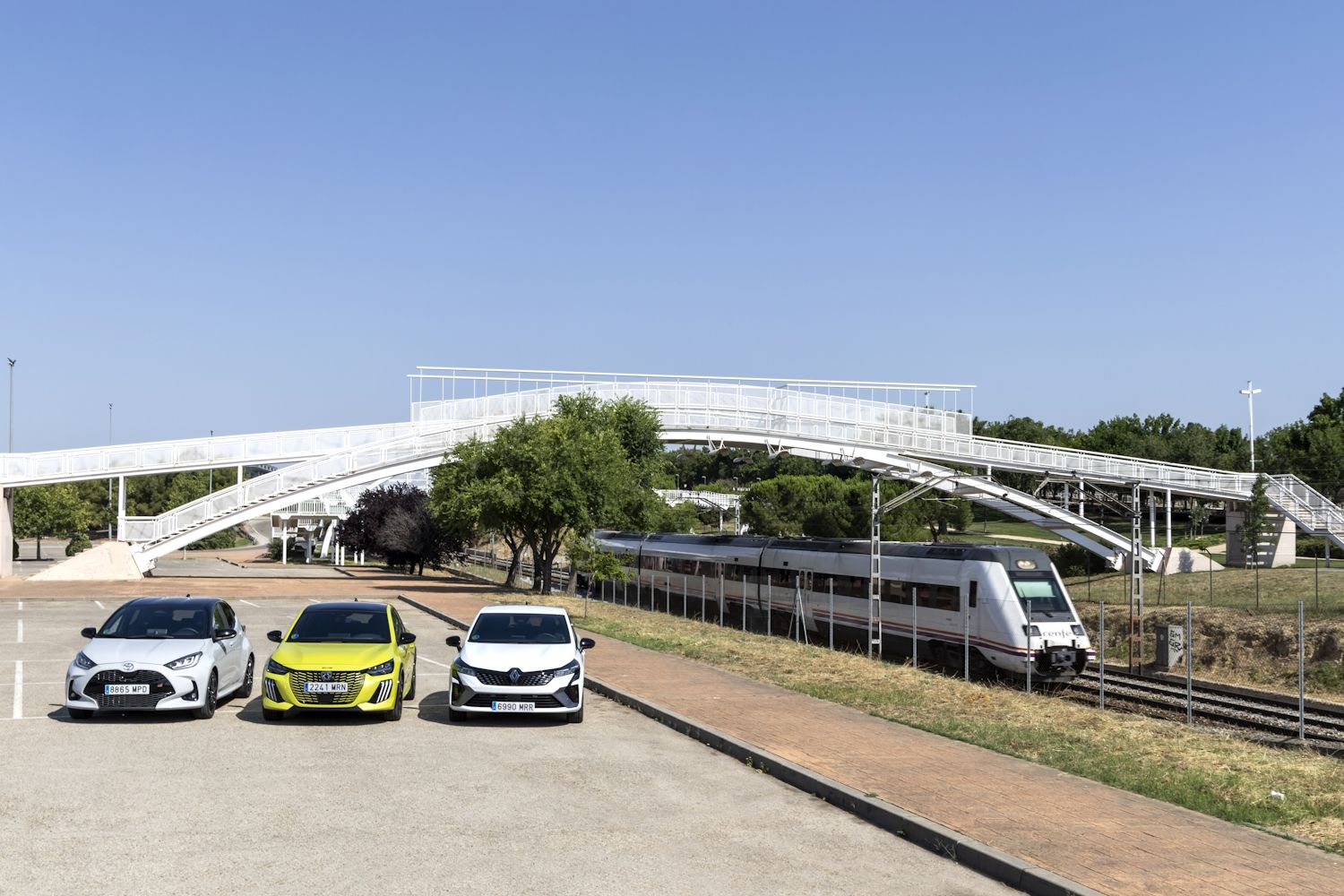 Peugeot 208 Hybrid e-DCS6, Renault Clio E-Tech Full Hybrid y Toyota Yaris 130H