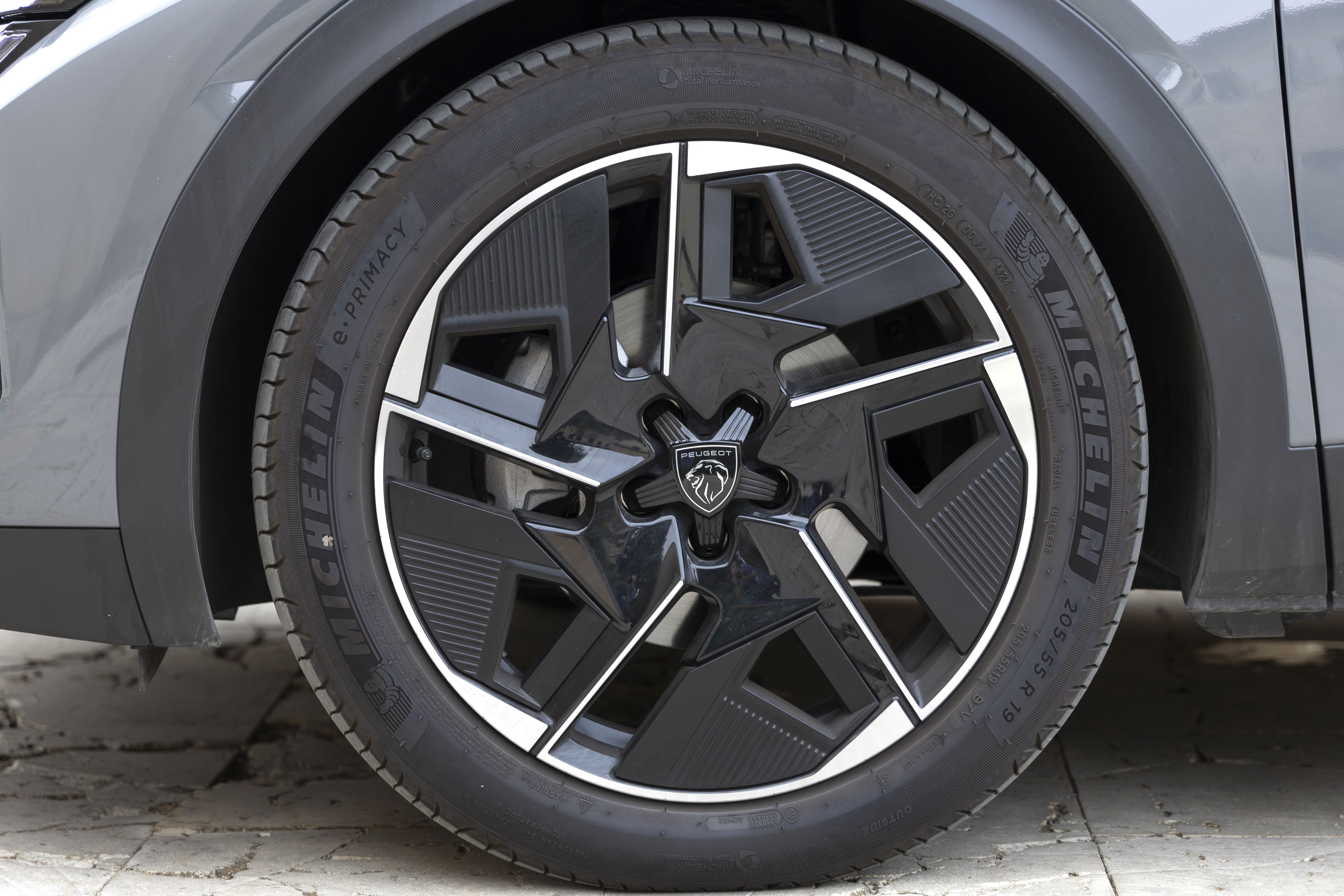 Peugeot 408 1.2 Hybrid e-DCS6 GT