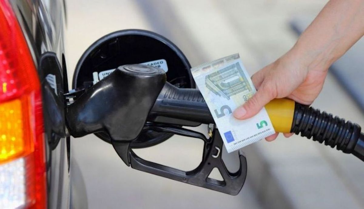 Aviso si tienes un coche diésel, esto subirá el combustible en 2025 con el nuevo impuesto que llega