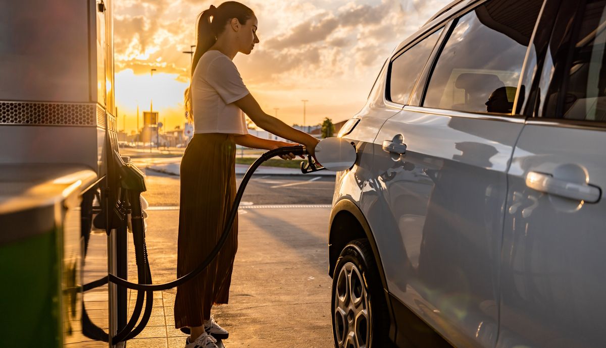 Cuándo puede multarte ya la DGT por repostar tú el coche en gasolineras y estaciones de servicio