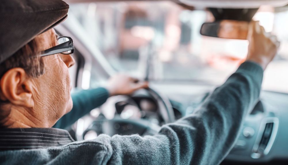 Las nuevas restricciones que ya pone la DGT de forma habitual a los conductores mayores de 65 años