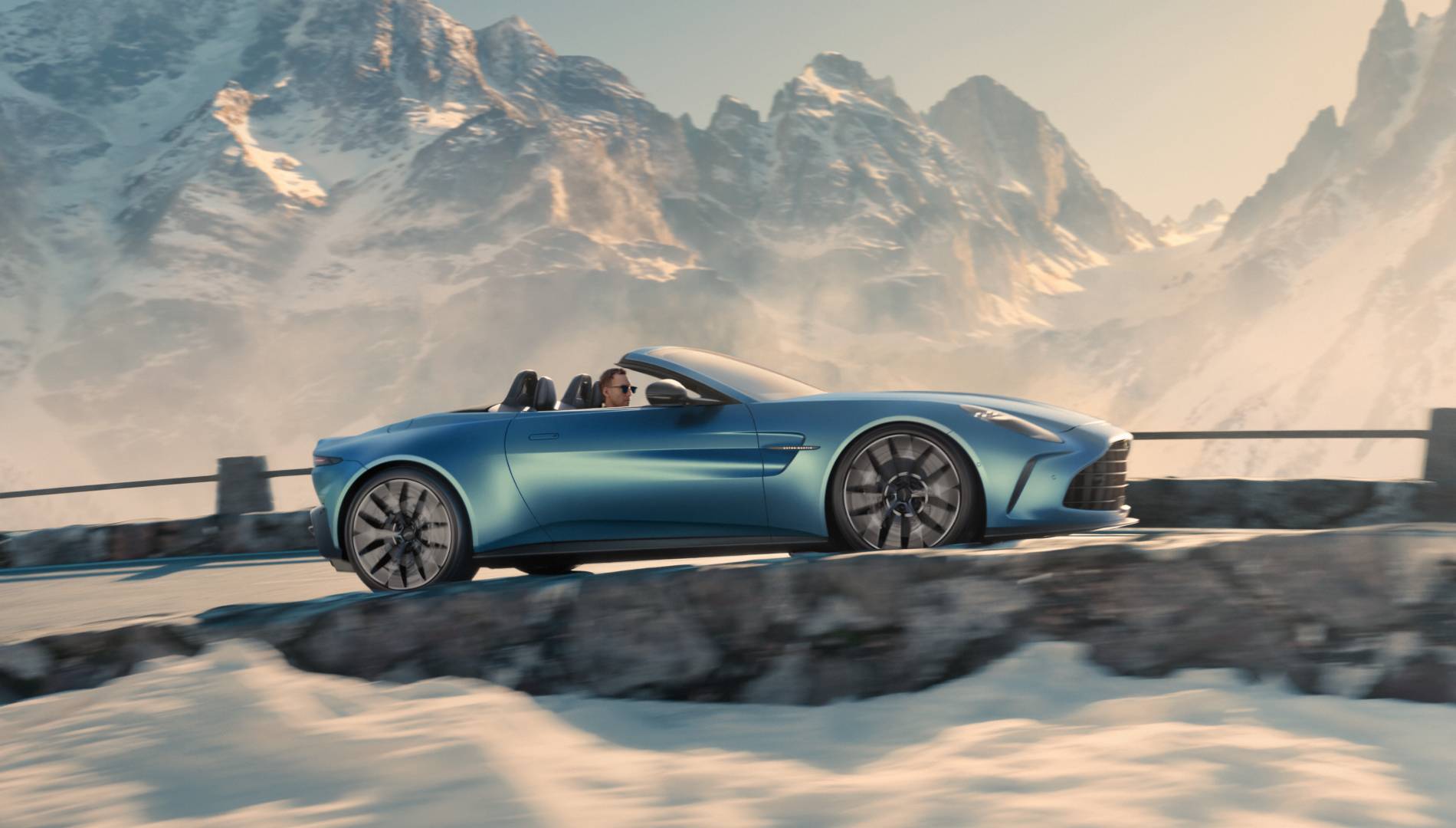 Así es el espectacular Aston Martin Vantage Roadster, para escuchar la melodía del V8 al aire libre