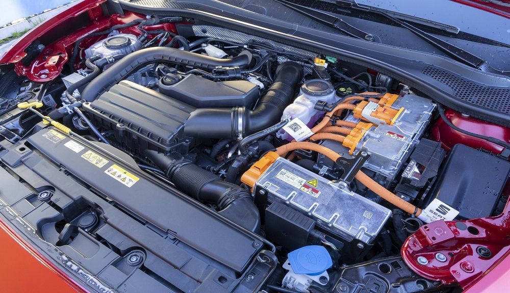 El nuevo Leon e-Hybrid estrena motor térmico y batería para aumentar su capacidad de circulación en eléctrico.