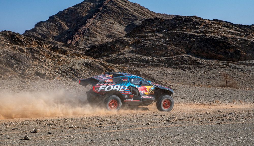 El español Nani Roma saborea una victoria de etapa en el Rally Dakar diez años después
