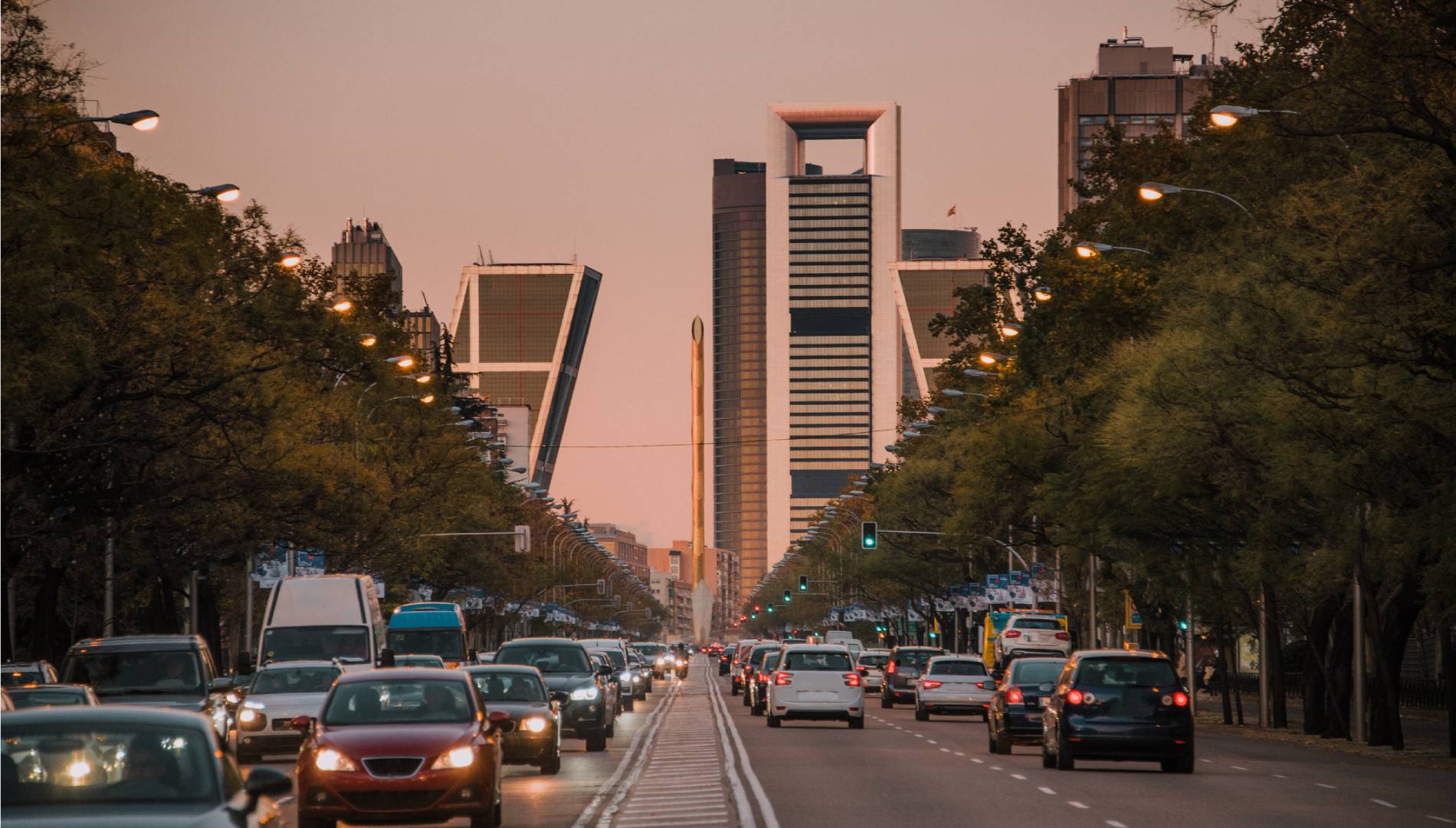 Los coches sin etiqueta de la DGT, ¿pueden seguir circulando por Madrid? ¿Y aparcar? Lo resolvemos