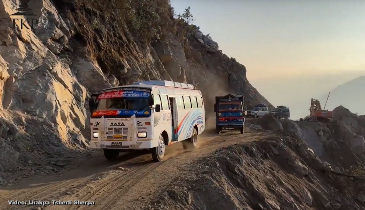 Ruta al techo del mundo, así es la nueva carretera del Everest, también llamada de la esperanza