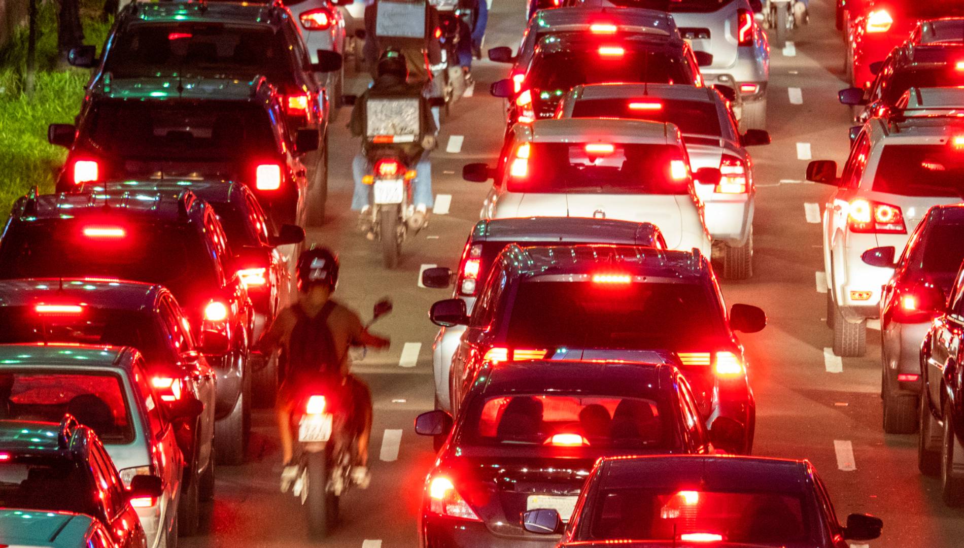 Circulación ya por los arcenes y entre filas de coches: las nuevas normas que llegan a las motos