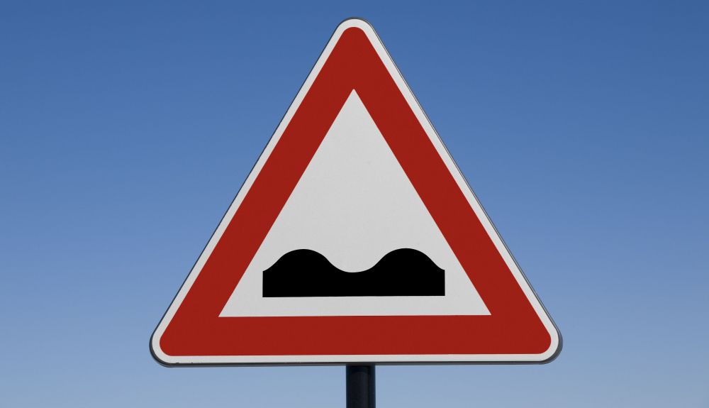 Señalización de badenes en la carretera Señalización de badenes en la carretera
