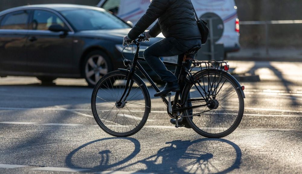 Circulación en sentido contrario y en medio del carril, las nuevas normas que llegan a los ciclistas