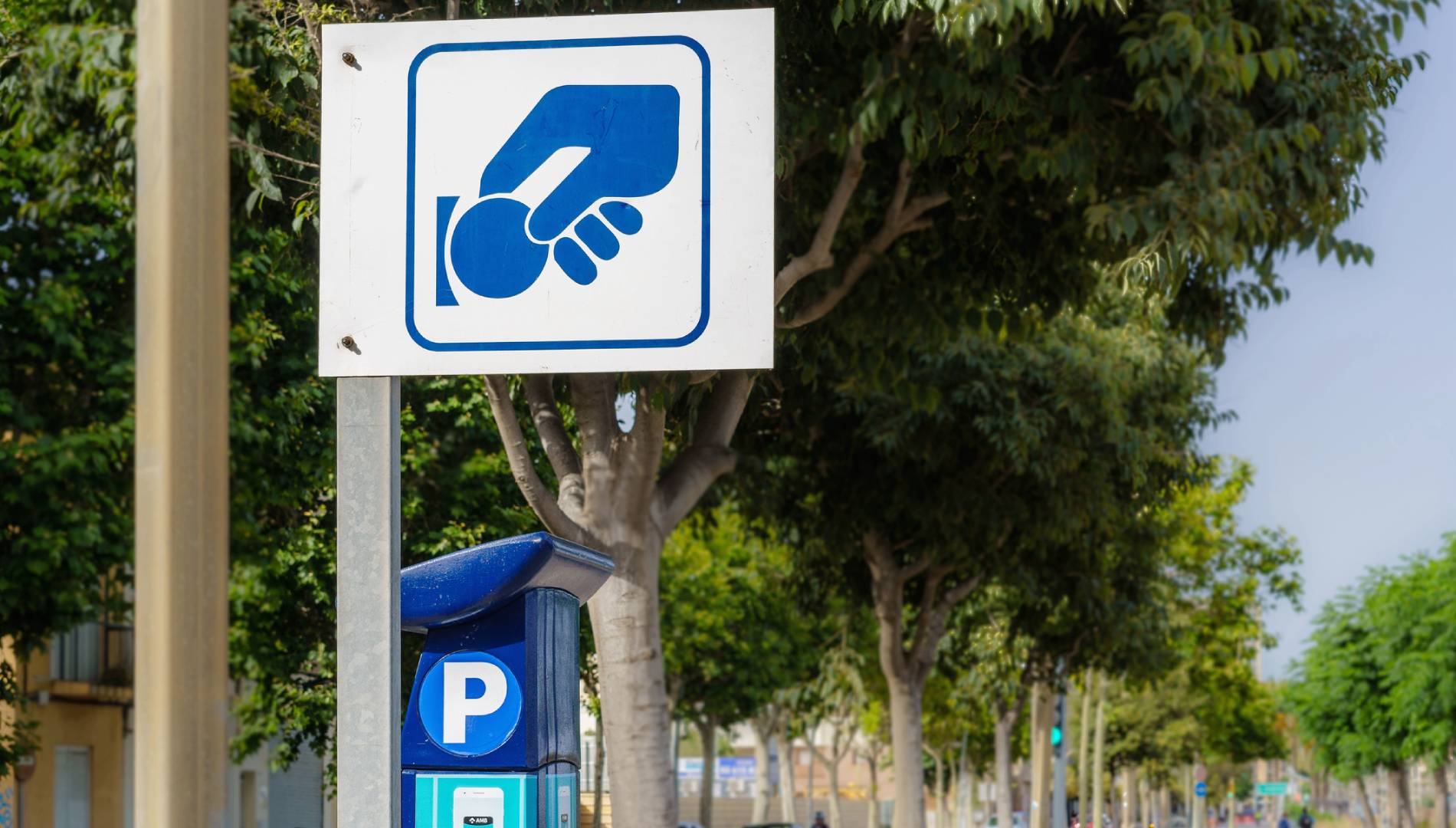 Barcelona sube el precio del estacionamiento regulado a los coches eléctricos: fin del chollo