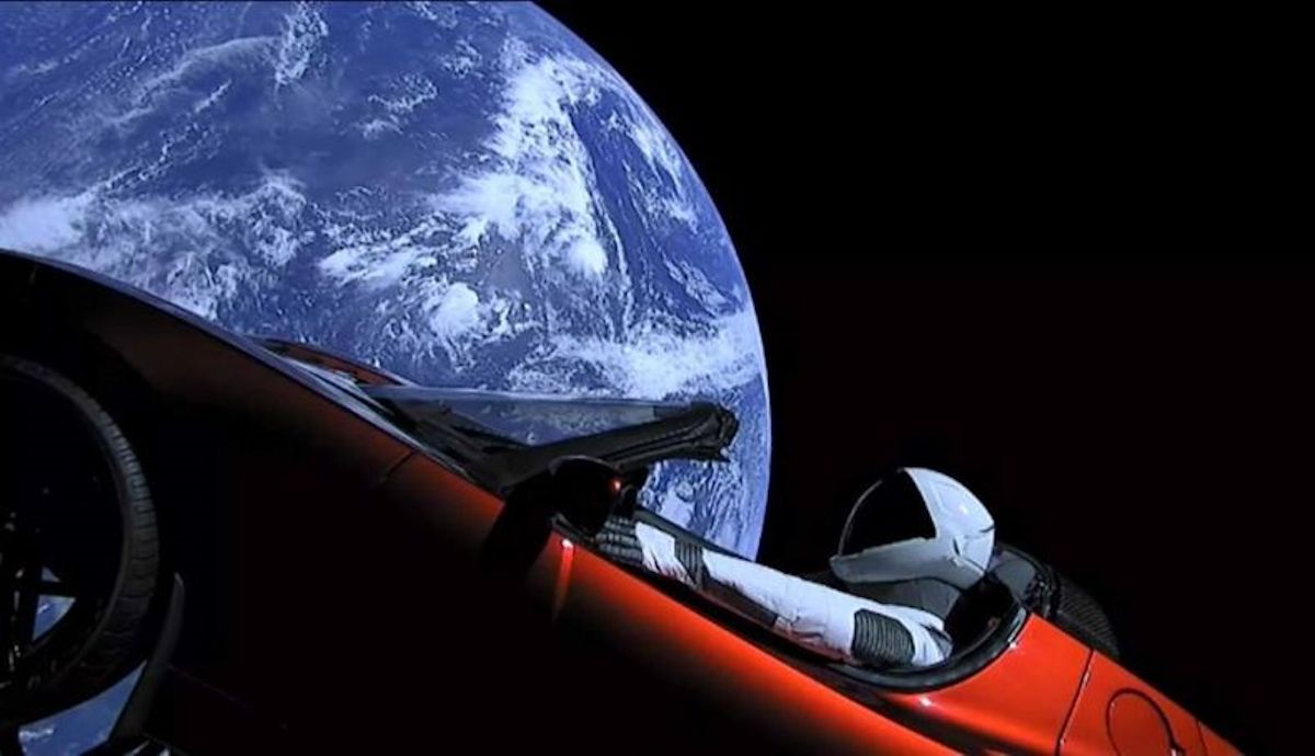 No es una nave, no es un asteroide, ¡es el Tesla Roadster lanzado al espacio y viajando ya a Marte!