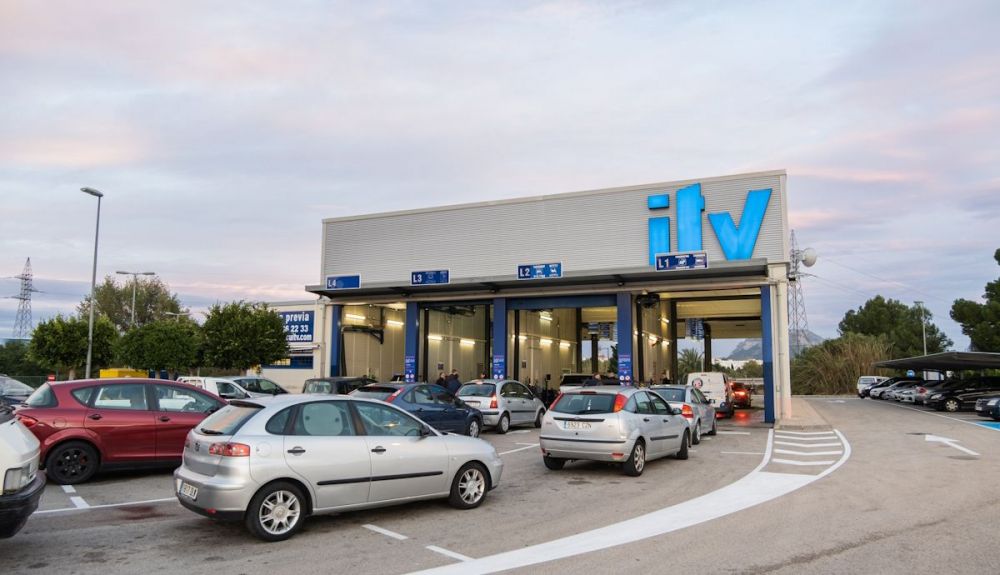 Estos son todos los coches que están suspendiendo ya la ITV en España