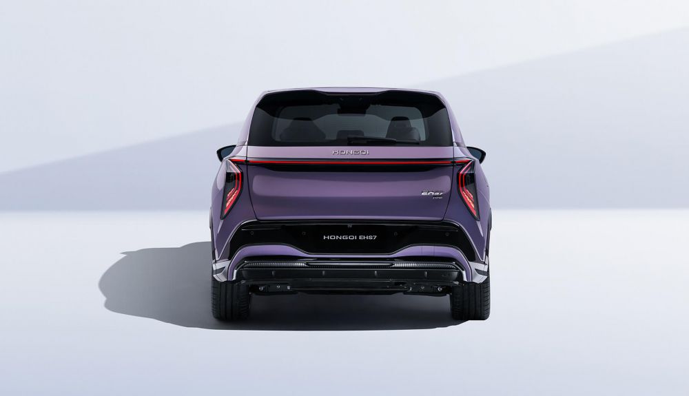 Con sus 4,93 m de largo, el EHS7 es un imponente SUV con hasta 619 CV de potencia