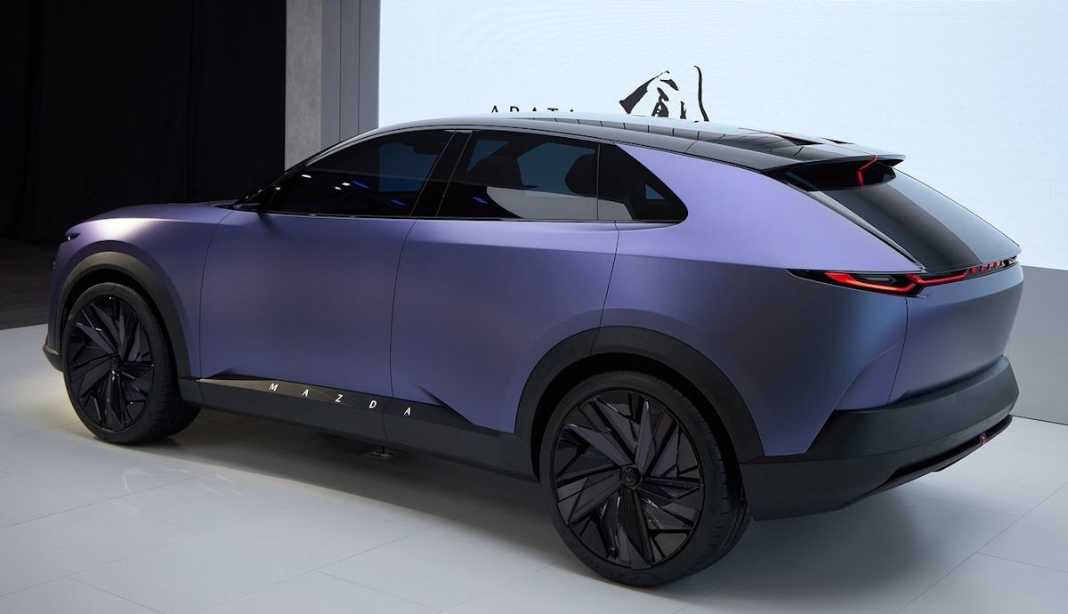 Peugeot E 3008 y Tesla Model Y, tocados, Mazda lanzará un nuevo SUV compacto eléctrico