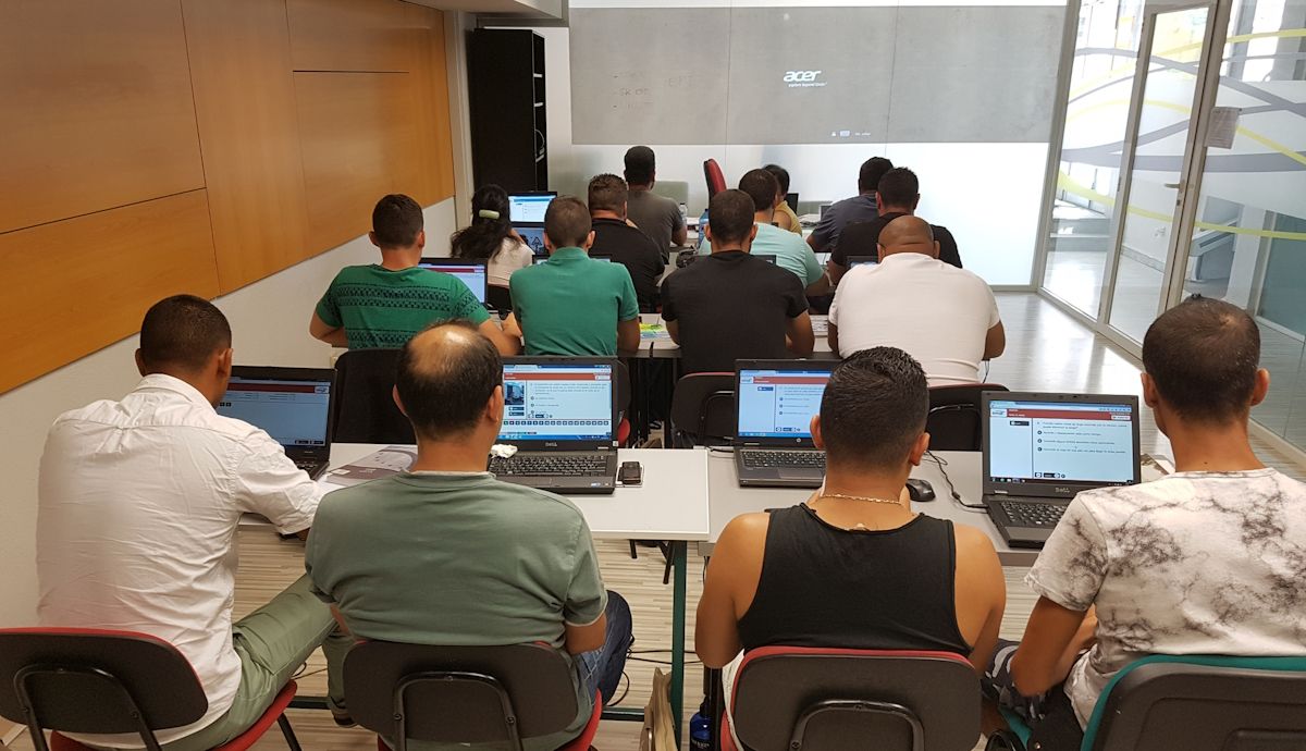 Es una profesión sin paro y se buscan 3.000 profesores de autoescuela con estos requisitos y plazos