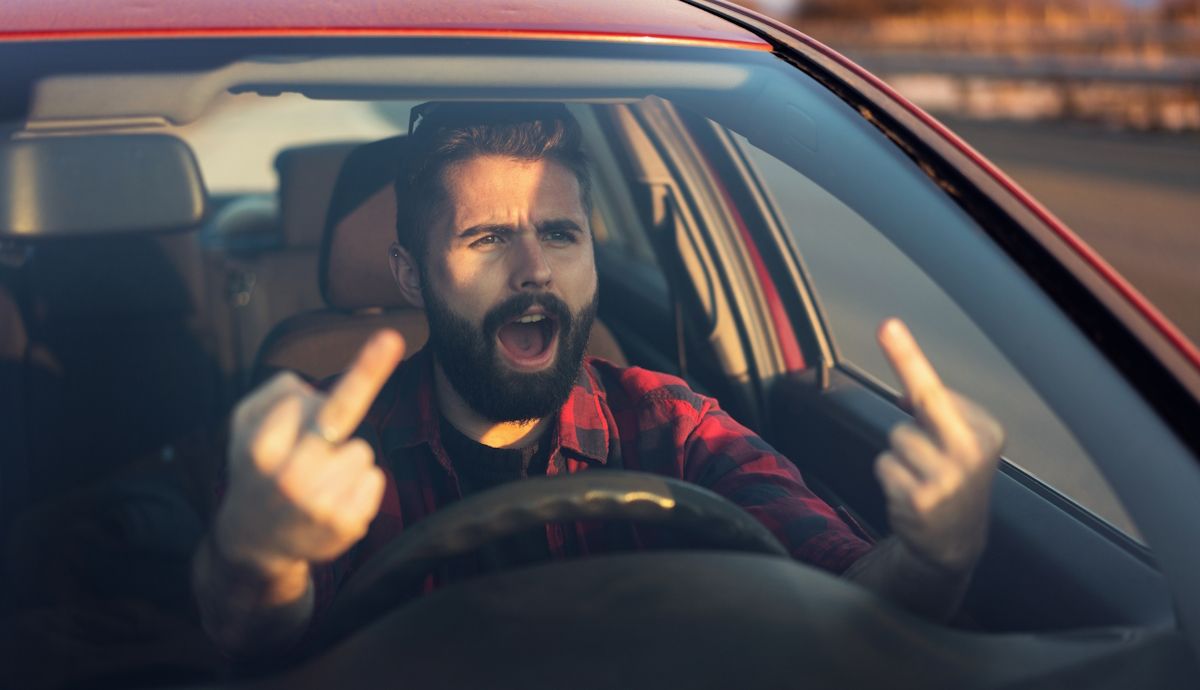 Se agravan los insultos y la agresividad al volante, puede multarnos ya la DGT, Qué dice la Ley…