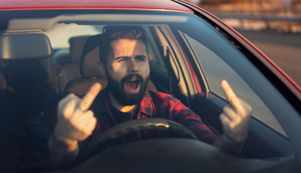 Se agravan los insultos y la agresividad al volante, puede multarnos ya la DGT, Qué dice la Ley…