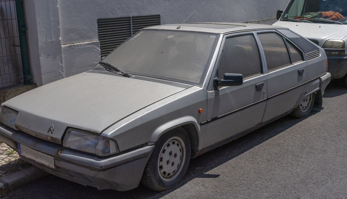 Nuevas multas en España de al menos 1.800 € por abandonar coches en la calle y sin seguro