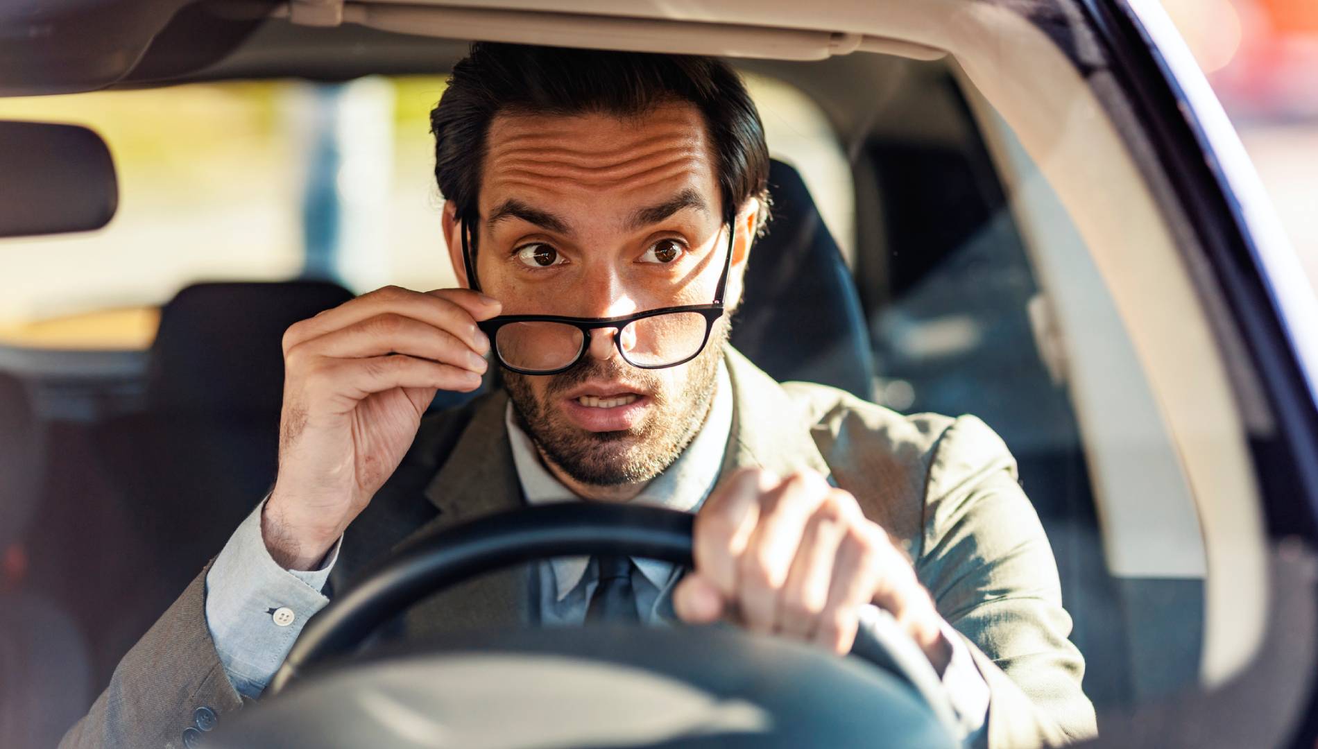 Conducir con gafas o lentillas: la DGT aclara las posibles multas y si hay que llevar de repuesto